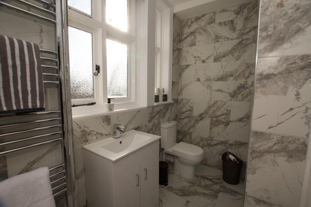 Beautiful Large 3-Bed Coastal Flat With Parking. Frinton-on-Sea Exterior foto
